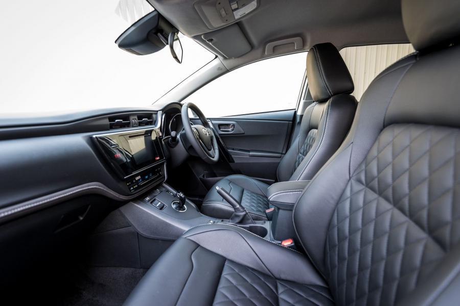 Интерьер Toyota Auris Hybrid GB25 2017 года  (UK) (фото 6 из 46)